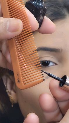 Applying False Eyelashes Beginners, Eyeliner Hacks For Beginners, Pencil Eyeliner Tutorial, How To Put Eyeliner, Eye Makeup Hacks, Halloween Eyeliner, Eyeliner Tricks, Eyeliner Ideas, Eyeliner Application