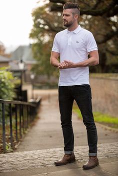 3 Reasons why you need collared t-shirts in your wardrobe. — Mens Fashion Blog - The Unstitchd Brown Boots Outfit, Brown Leather Chelsea Boots, Brown Shoes Men, Polo Shirt Outfits, Mens Fashion Smart, Mens Fashion Rugged, Boating Outfit, Rugged Style, Cooler Look