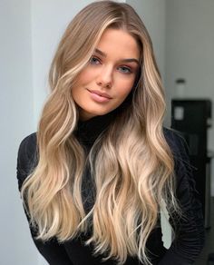 Cabelo Loiro Hidratado Mid Length Blonde Hair Balayage, Light Brown Blonde Balayage, Blonde Beach Waves, Beach Waves Hair, Lived In Blonde, Beach Blonde Hair, Blonde Hair Goals, Summer Blonde, Beach Wave Hair