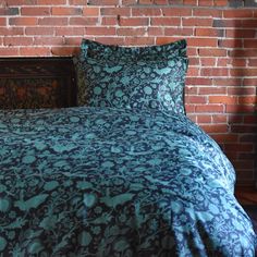 Green Bats Comforter - Sin in Linen Emerald Bedding Duvet Covers, Slytherin Bed Sheets, Emerald Green Print Bed Sheets, Bed Covers Goth, Duvet Covers Gothic, Black Comforter, Green Comforter, Green Duvet, Venus Fly Trap