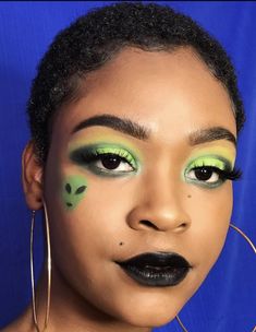 Green And Silver Alien Makeup, Cute Alien Makeup Easy, Alien Make Up Easy, Alien Makeup Looks Easy, Alien Makeup Easy, Simple Alien Makeup, Martian Makeup, Easy Alien Makeup, Alien Costume Makeup