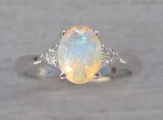 Anillo de compromiso de ópalo antiguo estilo de por Benati en Etsy 18k Gold Engagement Ring, Opal Engagement Ring Set, Opal Ring Vintage, Original Engagement Rings, Engagement Ring Antique, Antique Engagement Rings Vintage, Opal Engagement Ring, Antique Engagement Ring, Body Chains