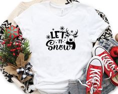 Das Let It Snow Shirt ist ein perfektes Shirt für Weihnachten. Das Let It Snow Shirt ist ein Weihnachtsshirt, das dein Weihnachtsfest zu einem unvergesslichen Erlebnis macht. - Kurzarm Shirt - Baby Strampler - Jugend - Kleinkind - Unisex M A T E R I A L S → Alle unsere einfachen Farben wie Weiß und Schwarz sind 100% Baumwolle. → Alle unsere melierten Farben bestehen aus Baumwolle / Polyester und sind super weich! → Bella-Canvas Unisex Jersey Kurzarm Rundhals Unisex T-Shirt → Weicher und hochwert Winter Wonderland Shirt, Cute Christmas Shirts Snow Flake, Let It Snow Kids Shirt, Let It Snow Shirt, Snowflake Shirt, Reindeer Christmas Tshirt Unisex, White Christmas Character Print T-shirt, Reindeer Shirt, Cute Reindeer