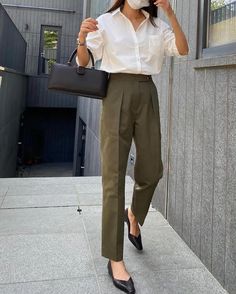 Khaki Pants Outfit Aesthetic, Khaki Pants Outfit Women Work, Khaki Pants Outfit Work, Khaki Pants Outfit Ideas, Style Beige Pants, What To Wear With Khaki Pants, Green Wide Leg Pants Outfit, Khaki Pants Outfit Women, Olive Pants Outfit