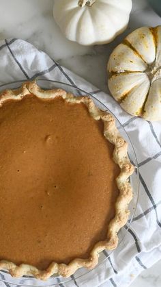 a pumpkin pie sitting on top of a table