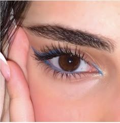 Blue Eyeliner With Eyeshadow, Blue Eyeshadow Looks Casual, Easy Blue Eyeliner, Blue Highlight Makeup, Easy Makeup Ideas Colorful, Brown Eye Blue Makeup, Hslot Makeup Ideas, Simple Colourful Makeup, Fun Makeup Ideas Easy