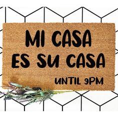 a door mat with the words mi casa es su casa written on it