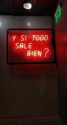 a red neon sign that reads y si todo sale bien? in spanish