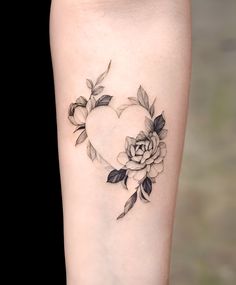 a heart shaped rose tattoo on the right thigh