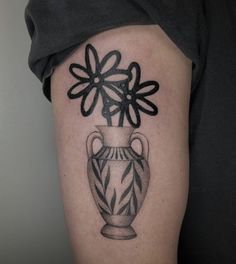 Traditional Tattoo Vase, Trippy Tattoo, Woodcut Tattoo, Traditional Tattoo Designs, Art Flash, Tattoo Inspiration Men, Doodle Tattoo, Tattoo Stencil Outline, Traditional Tattoo Art