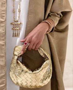 Gold Bag Outfit, Bottega Bag, Mini Jodie, Gold Purse, Oufits Casual, Gold Girl, Bag Obsession, Gold Aesthetic, Gold Bag