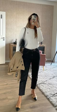 Business Professional Sneakers, Business Casual Outfits For Doctors, Business Casual Real Estate Agent, Clinic Business Casual, Finance Girl Aesthetic Outfit, Marketing Girl Outfit, Loan Officer Outfit For Women, Women In Finance Outfits, Fall Work Outfits 2023