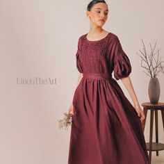 Lernen Sie unser LUMEN Handmade Leinenkleid kennen - Ihren neuen besten Freund für alle Jahreszeiten! Mit seinen entzückenden gerippten Streifen auf der Vorderseite und den puffärmelig, ist dieses Kleid der Inbegriff von mühelosem Chic. Egal, ob Sie ein Sommergefühl haben oder die gemütlichen Herbsttage genießen, dieses Kleid ist genau das Richtige für Sie. Plus, es ist nicht nur stilvoll, sondern auch unglaublich freundlich zu allen Körpertypen, einschließlich der werdenden Mütter, die ein bequ Linen Beach Dress, Midi Linen Dress, Cute Maternity Dresses, Linen Summer Dress, Linen Summer, Linen Clothing, Linen Midi Dress, Belt Dress, Dress Linen