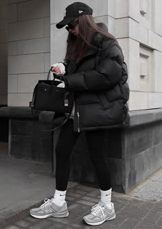 Puffer Coat Outfit, Black Jacket Outfit, Women Puffer Jacket, Best Puffer Jacket, Puffer Outfit, Autumn Street, Winter Mode Outfits, Puffer Jacket Outfit, Oversized Puffer Jacket