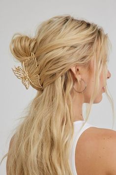 Butterfly Claw Clip, Butterfly Hairstyle, Preppy Hairstyles, Bob Haircut Ideas, Long Pixie Hairstyles, Pixie Bob Haircut, Hairstyle Names, Pulled Back Hairstyles, Clip Hairstyles