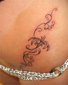 a tattoo on the back of a woman's stomach, with an intricate design