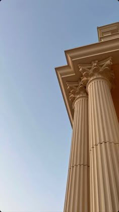 the top of a tall white building with columns