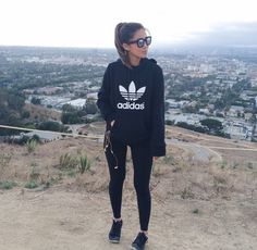 workout Lazy Girl Outfits, Adidas Shoes Outfit, Look Adidas, Black Leggings Outfit, Model Pose, Neue Outfits, Legging Outfits, Adidas Sweatshirt, Adidas Outfit