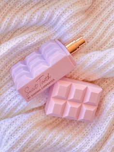 a sweet feminine smell that makes you smell delicious & get compliments all day! link in (LINK IN BIO OR CLICK PIN) #affiliate Koleksi Parfum, Perfume Collection Fragrance, Shower Skin Care, Perfume Scents, Perfume Lover, Bath And Body Care, Pink Girly Things, Body Care Routine, Body Skin Care Routine