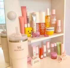 Vanity Skincare Organization, Skincare Set Up, Vanity Set Up Ideas, Skincare Organization Ideas, Pretty Vanity, Preppy Wishlist, Vanity Setup, Vanity Inspo, Beachy Wallpaper