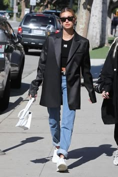 Blazer Outfits Street Style, Blazer Street Style, Celebrity Style Guide, Hailey Baldwin Style, Celebrity Style Inspiration, Suit Jackets For Women, Hailey Baldwin, Celebrity Street Style