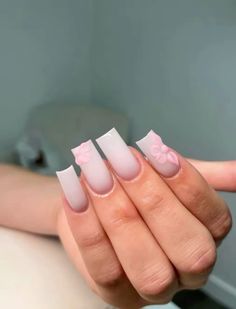 Mid Nails, White Nails With Charms, Basic Cute Nails, Nail Inspo Designs, Nails With Charms, Hard Nails