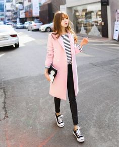 Todas te envidiarán estos looks. Pink Coat Outfit, Mode Pastel, Cooler Style, Japan Outfit, Instyle Magazine, Pink Coat, Winter Outfits For Work, Coat Outfits, Rilakkuma