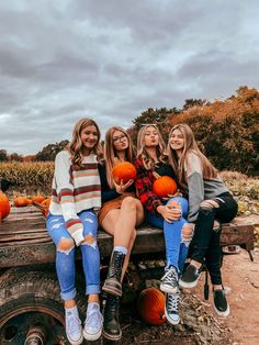 Pumpkin Patch Photos With Friends, Fall Pictures To Recreate With Friends, Pumpkin Patch Aesthetic Photoshoot, Cute Fall Friend Group Pictures, Fall Pictures Friends Photo Ideas, Aesthetic Fall Photos With Friends, Pumpkin Patch Group Pictures, Pumpkin Patch Pics Friends, Cute Fall Friend Pictures