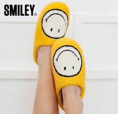 Small 5/6 medium 7/8 large 9/10 Smiley Slippers, Smiley Face Slippers, Smiley Face Design, Do Cute, Teen Movies, Fuzzy Slippers, Warm Slippers, Gifts Sign, Face Design