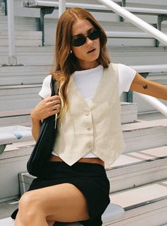 Cream Colored Vest Outfits, Shirt Under Vest Outfit, White Sweater Vest Outfit Summer, Outfits To Wear With A Vest, Trendy Headshots For Women, Summer Outfit Casual Chic, White Linen Vest Outfits For Women, Business Casual For Hot Weather, Beige Linen Vest Outfit