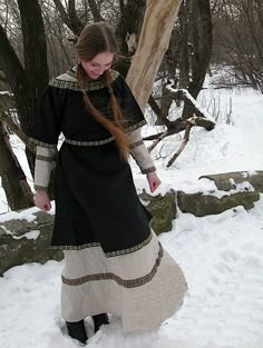 Winter Viking dress. Viking Clothes, Costume Viking, Viking Garb, Medieval Garb, Medieval Dresses, Viking Dress, Sca Garb, Viking Costume, Viking Women