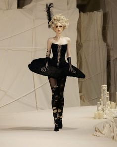 Runway Fashion Couture, Hallowen Costume, Runway Outfits, Seoul Fashion, Fashion Killa, Costume Design, Couture Fashion, Runway Fashion, Pretty Outfits