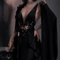 Dark Royal Fashion, Dark Royalty Aesthetic Outfit, Villainess Outfit Ideas, Villainess Aesthetic Outfit, Dark Royal Outfits, Dark Royalcore Outfits, Dark Royalty Outfits, Mafia Princess Outfit, Dark Queen Outfit