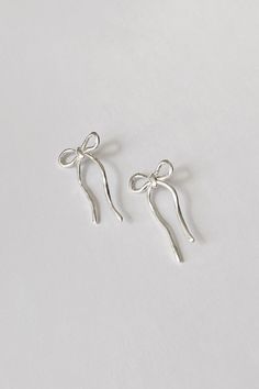 A big bow with organically wavy tails. Cute Jewelry Earrings Silver, Silver Bow Jewelry, Bow Earrings Silver, Silver Bow Earrings, Trendy Silver Jewelry, Bow Earring, Bows Earrings, Sliver Earrings, Ribbon Earrings