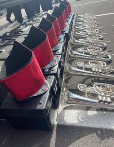 a row of musical instruments sitting next to each other