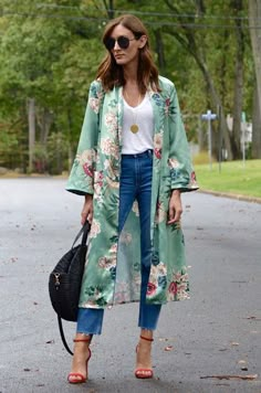 floral kimono Summer Coat Outfit, Kimono Outfit Summer, Kimonos Outfits, Floral Kimono Outfit, Kimono Outfit Ideas, Kimono Jeans, Moda Kimono, Kimono Outfits, Cute Kimonos