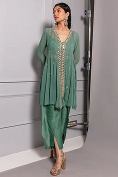 Teal Green Embroidered Kurta Set Design by Ria Shah Label at Pernia's Pop Up Shop 2023 Short Kurti Designs, Suits For Women Indian, Maxi Dress Designs, Short Kurta, Style Guru, Georgette Dress, Kurta Designs Women, Pakistani Dress Design, Indian Fashion Designers