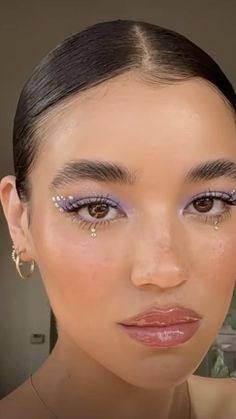 Cochella Makeup Looks Glitter, Glitter And Glam Makeup, Coachella Looks Makeup, Makeup For Coachella, Gold Makeup Asian Eyes, Coachella Makeup Looks, Coachella Eye Makeup, Eye Rhinestones Make Up, Make Up Rhinestones