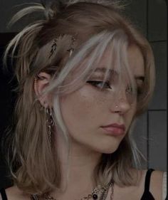 Punk Prom Hairstyles, Wolf Cut Prom Hair, Alternative Hair Blonde, Apocalypse Hair, Alternative Girl Aesthetic, Wavy Silver Hair, Blonde Messy Hair, Long Punk Hair, Badass Hairstyles