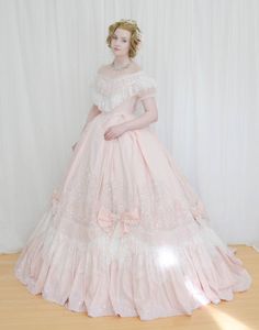 1890s Day Dress, Victorian Ball Gowns, 1860s Dresses, 19th Century Fashion, Old Dresses, Vintage Gowns, Moda Vintage, Historical Dresses, Historical Clothing