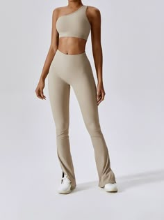 Racy Ribbed One-Shoulder Sports Bra & Flirty High-Waisted Flared Bottom Pants - Perfect for Working Out & Turning Heads! Split Leggings, Estilo Fitness, Rose Beige, Workout Wardrobe, Flared Leggings, Strappy Sports Bras, Workout Attire, Leggings Set, High Waisted Flares