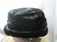 Beautiful vintage hat Very good condition, no issues It has a band of velvet material around the edge of rim and in the middle. The rest is very sparkly. Feathers at the back with a velvet flower Lined Velvet Flower, Velvet Hat, Velvet Flowers, Vintage Hat, Velvet Material, Hats Vintage, Feathers, Caps Hats, Accessories Hats