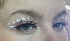 White Flower Eyeliner, Pink And White Graphic Liner, 4 Dots Eye Makeup, Cool White Eyeliner Looks, White Liquid Eyeliner Looks, White Star Eyeliner, White Eyeliner Aesthetic, Simple White Eyeliner, Cute Graphic Eyeliner