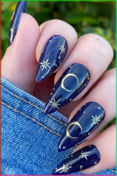 Elevate your holiday glam with trending Christmas nails. Festive colors, glittering accents, and creative designs for the perfect seasonal manicure.2023's Hottest Christmas Acrylic Nail Designs for the Trendy You Image Credit :- basecoatstories Sapphire Blue Nails Design, Night Court Nail Art, Blue Witchy Nails, Navy Blue Halloween Nails, Navy Blue Celestial Nails, Velaris Nail Art, Ravenclaw Nails Acrylic, Navy Nail Ideas Dark Blue, Dark Blue Celestial Nails