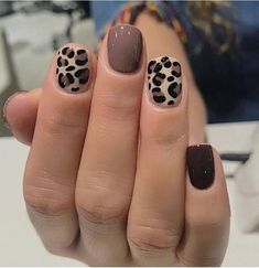 We have collected the cutest short nail designs for you. They are simple and complicated – unique, and eccentric. It’s on you to pick. Fall Dip Nails, Fall Dip, Nails Design Ideas, Nagellack Trends, Dip Nails, Leopard Nails, Cute Gel Nails, Beauty Lounge, Dipped Nails