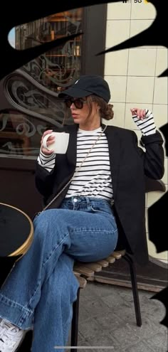 Women Casual Chic Outfit, Blazer And Hat Outfits For Women, Full Jeans Outfit Street Styles, Fall Outfits 2024 Office, Barcelona February Outfit, Madrid Street Style 2024, Office Outfits Women Colorful, Ootd Jean Noir, Doc Oxfords Outfit