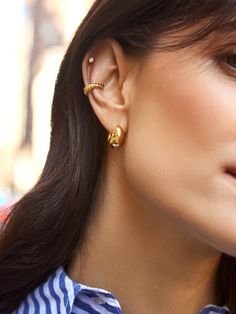 Want to participate in the bubbly, oversized trend without having to wear something that's a statement? The Greer Earrings are your answer. This puffed-up huggie hoop style is lightweight and adds fun dimension to your ear stack. Bridal Earrings Studs, Chunky Earrings, 18k Gold Necklace, 18k Gold Earrings, Gold Ear Cuff, Ear Stack, Initial Jewelry, Earrings In Gold, Huggie Hoop Earrings