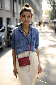 Looks Jeans, Red Purse, Urban Street Style, 가을 패션, School Fashion, Mode Inspiration, Looks Style, White Pants