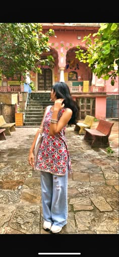 Kurti With Jeans Poses, Short Kurti Poses Aesthetic, Trendy Kurtis With Jeans, Kurta Poses Women, Indian Street Style Outfits, Selfie Poses In Kurti, Kurti Poses Photography, Short Kurti Aesthetic