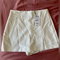 This Zara Skort (Skirt With Shorts) Is New With Tags And Comes In A Beautiful Shade Of White. It Is A Very Versatile Piece, As It Can Be Used In Hotter Weather Or Paired With A Sweater During The Upcoming Fall/Winter Months. It Is Marked A Size Large And Has A Zip Closure. Elegant Short Skort For Day Out, Summer Skirts With Built-in Shorts, Skirt Bottoms With Built-in Shorts For Day Out, Day Out Skirt With Built-in Shorts, Skirt With Built-in Shorts For Day Out, Elegant Short Skort For Summer, Elegant Short Skirt For Day Out, Elegant Short Summer Skort, Summer Workwear Short Skirt